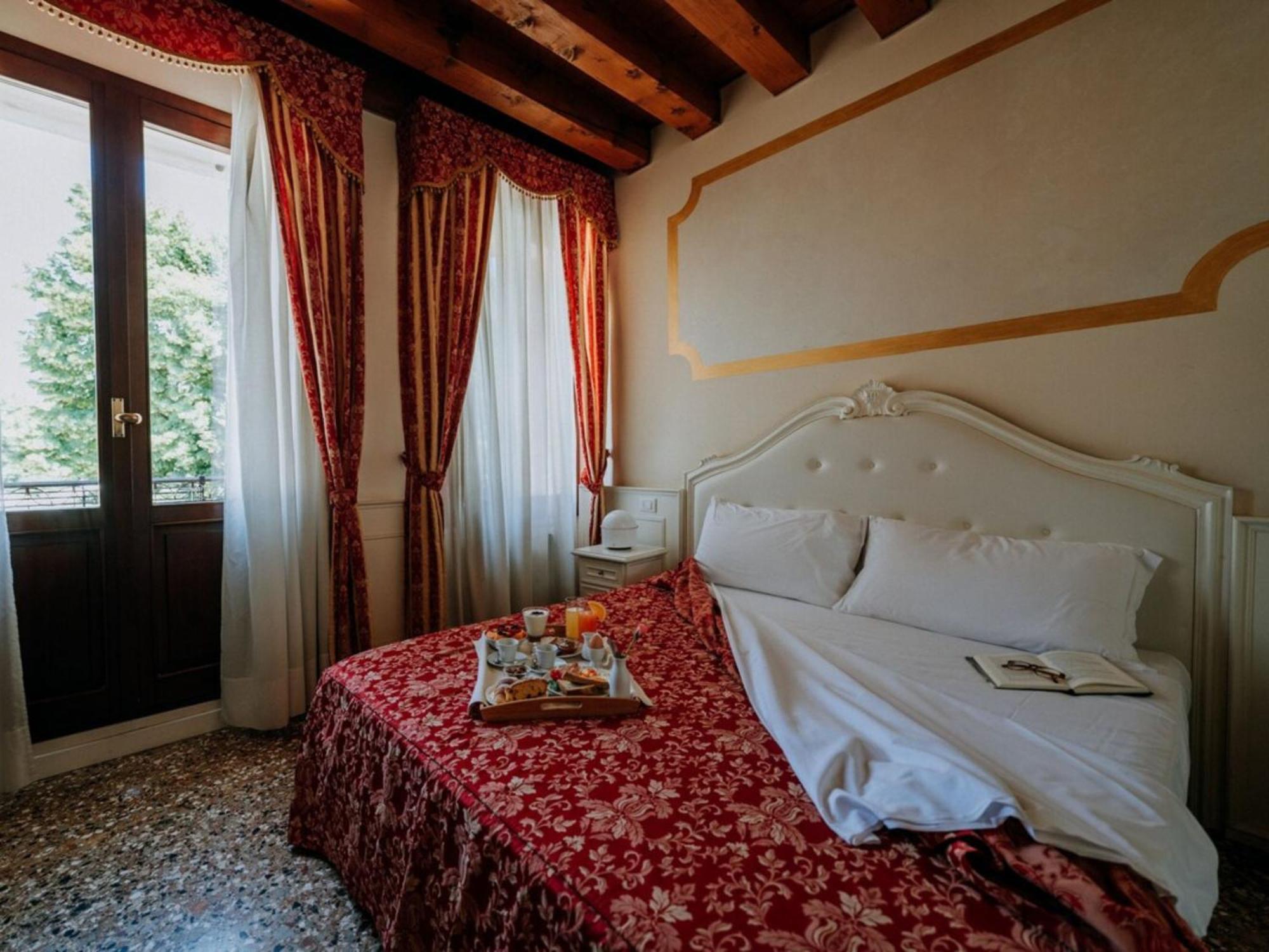 Deluxe Double Room,1758526897:JPEG